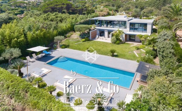 photo 1 Contemporary villa 3 minutes walk from Club 55