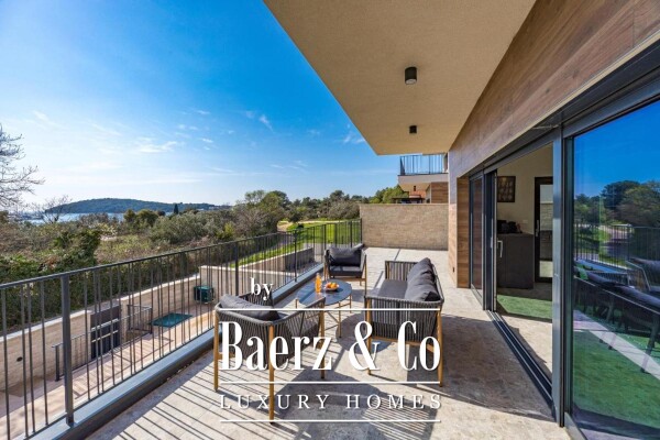 photo 16 Istria, Banjole, semi-detached villa first row to the sea 244 m² with a view of the Marina