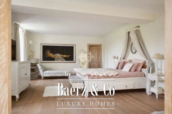 photo 11 Elegant private mansion in the heart of a vast estate